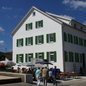 Die fertig sanierte Hauptstraße 44 während der Einweihung