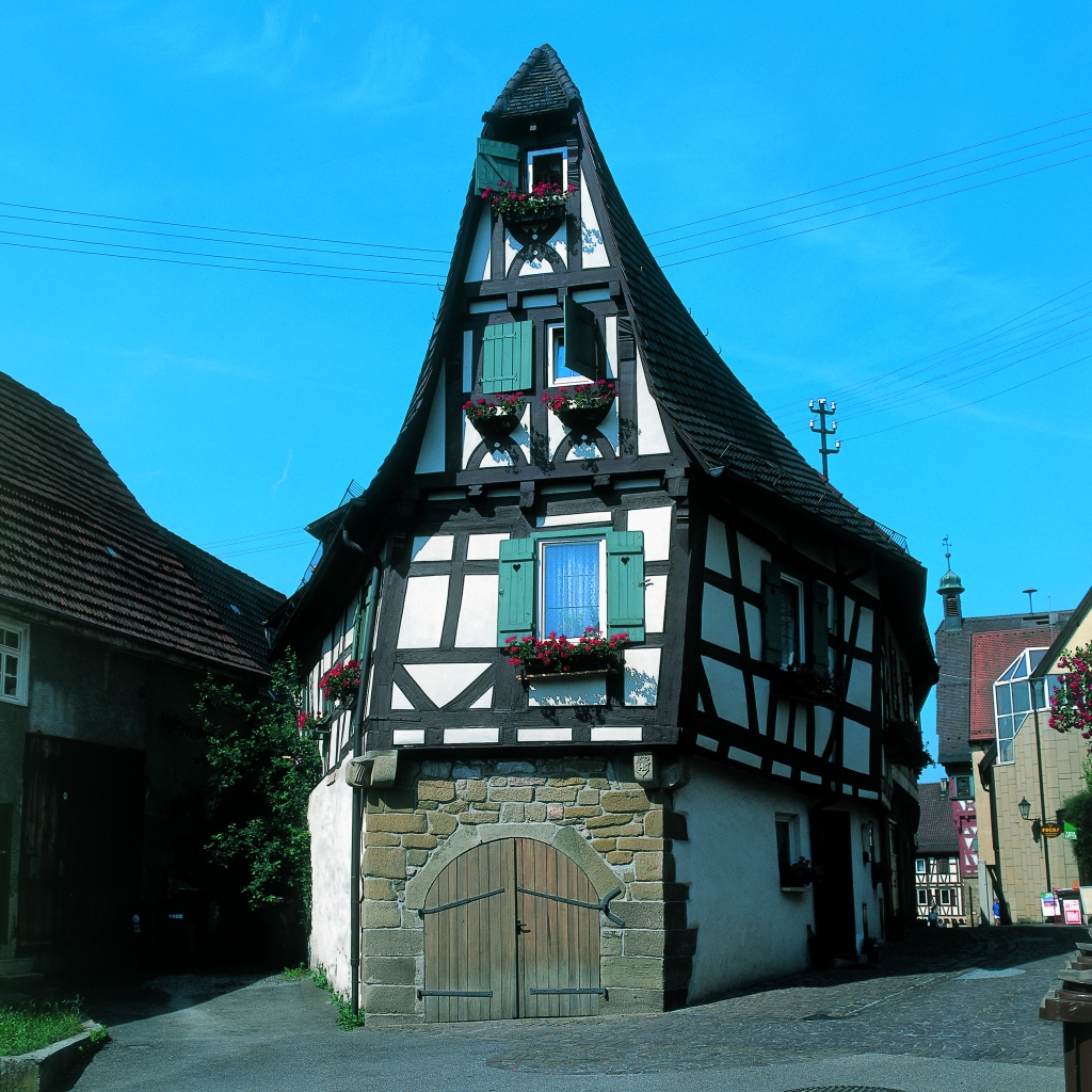 Schiefes Haus