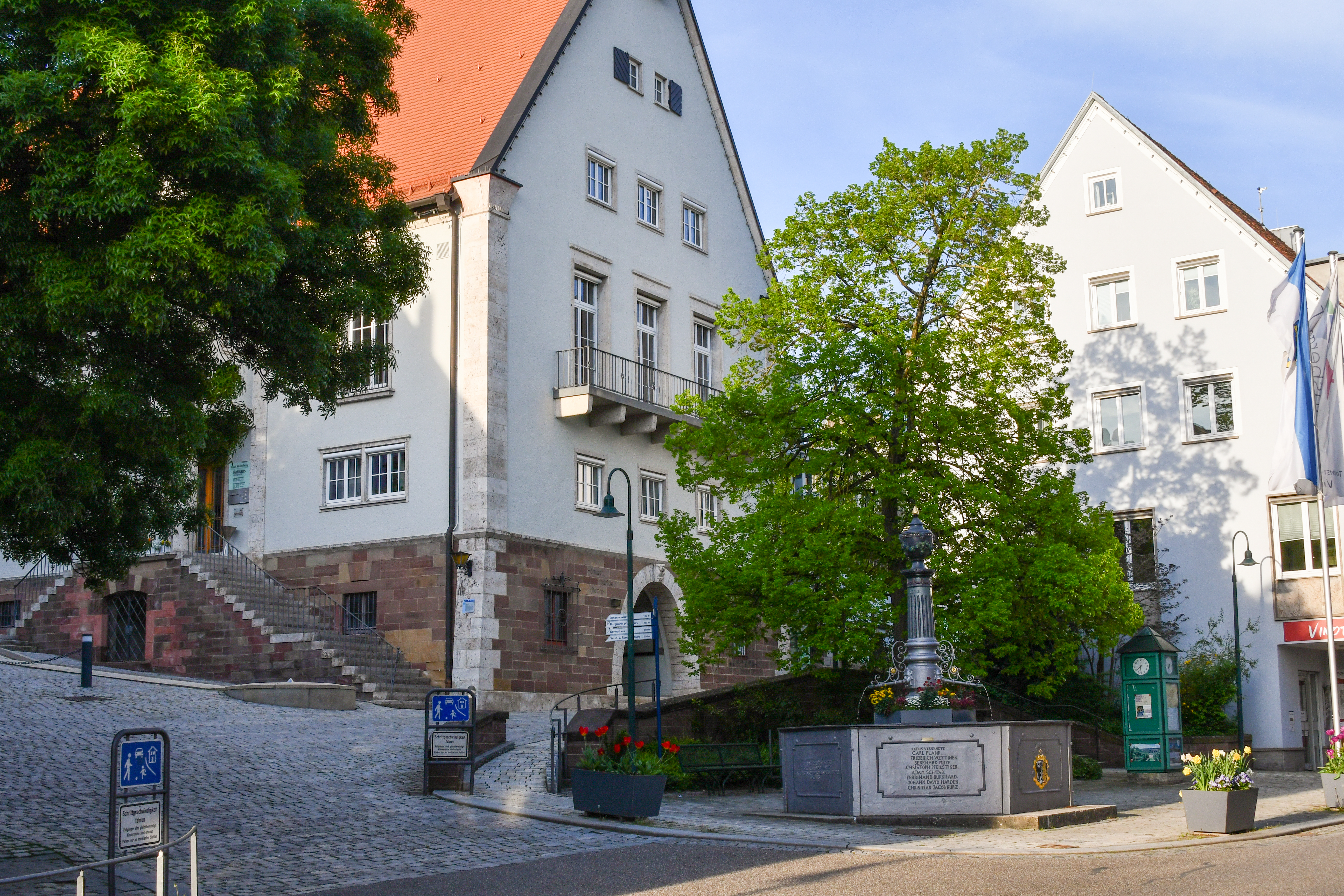 Rathaus mit Brunnen